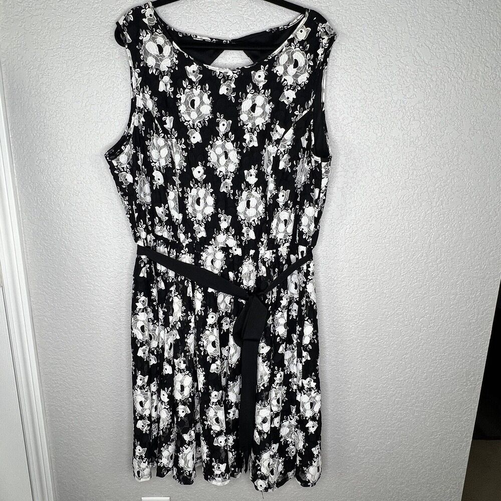 Black & White Floral Sleeveless Belted Dress - Picture 2 of 5